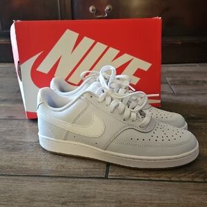 Womens Nike Court Vision Low, sz 7